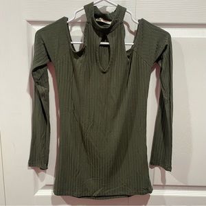 HEART&HIPS Women’s Long Sleeve Soft Pleated Top Shirt with Cutout - green size S